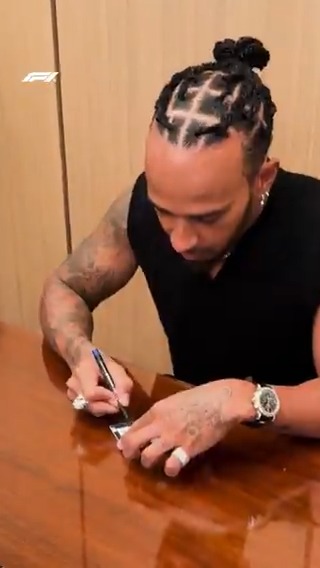 One of one. 🥶 Lewis Hamilton was in London to open the Fanatics Collectibles store on Regent Street! #F1 Topps