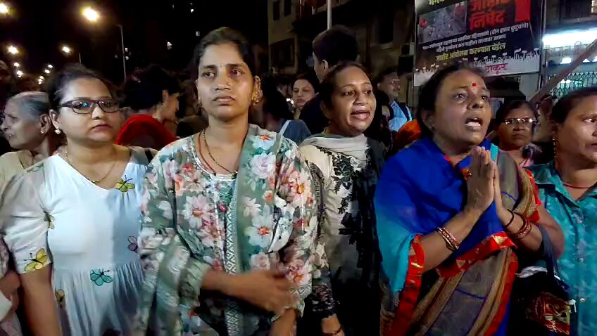 #Elphistone bridge demolition residents gather in #Dadar protesting against demolition #Mumbai remove barricades put for stopping vehicular #traffic The bridge demolition was to start from Friday to make way for a new
