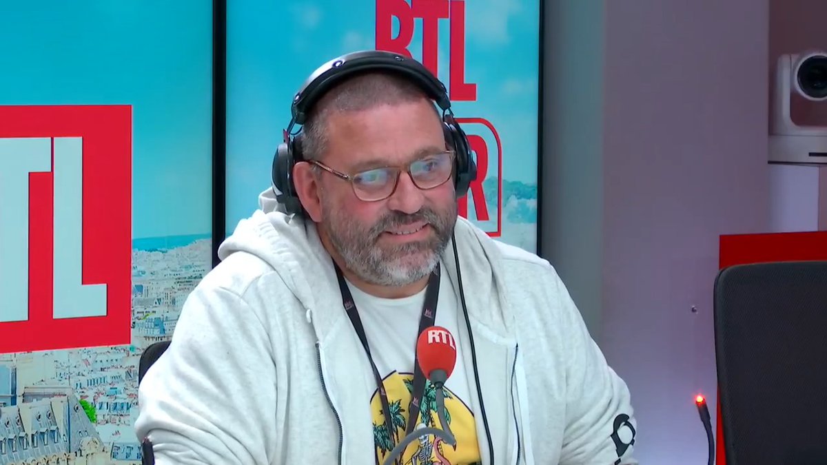 Après 43 ans à #RTL , "Loulou" part à la retraite ! Merci pour tout et bonne continuation ❤️ Ses meilleures souvenirs au micro d'Yves Calvi et Agnès Bonfillon dans #RTLSoir