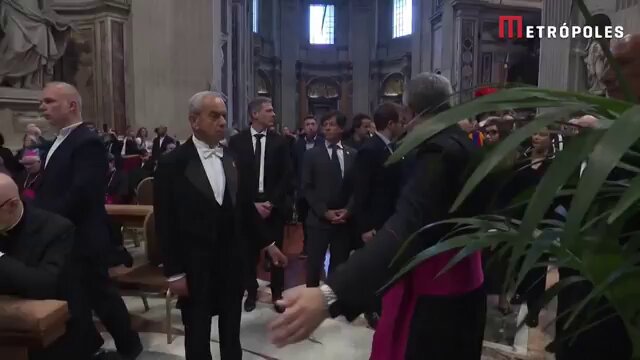 🚨 AGORA - Lula, Janja e uma extensão comitiva chegam para participar do velório do Papa Francisco.👇