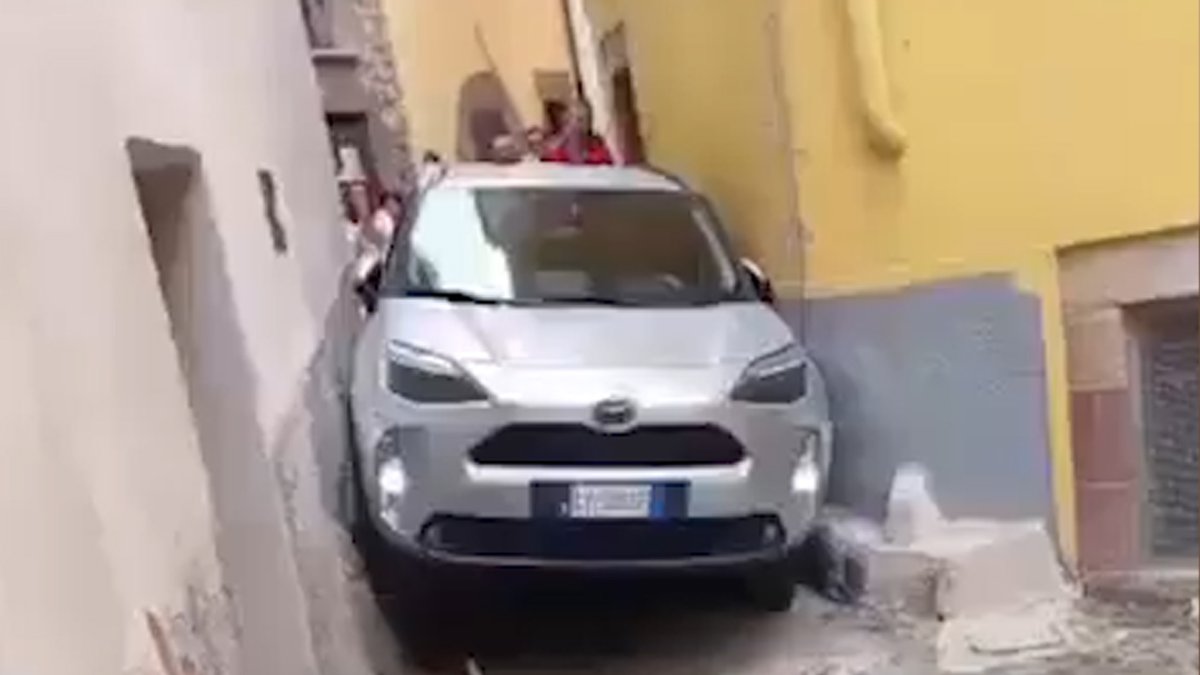 شر البلية ما يضحك.. سائح في جزيرة ساردينيا الإيطالية وثق بـ "غوغل مابس" لتعلق سيارته بين منزلين! لمشاهدة المزيد من الفيديوهات: