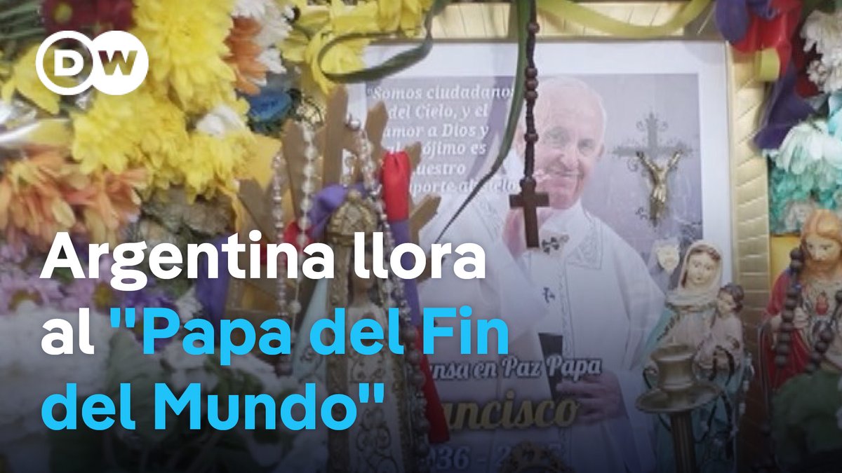 Argentina llora al "papa del fin del mundo" Con misas y #homenajes, muchos argentinos rinden homenaje a Francisco con ceremonias en su memoria. Visitamos los rincones que Jorge Mario #Bergoglio frecuentó durante los años que vivió en la capital argentina.
