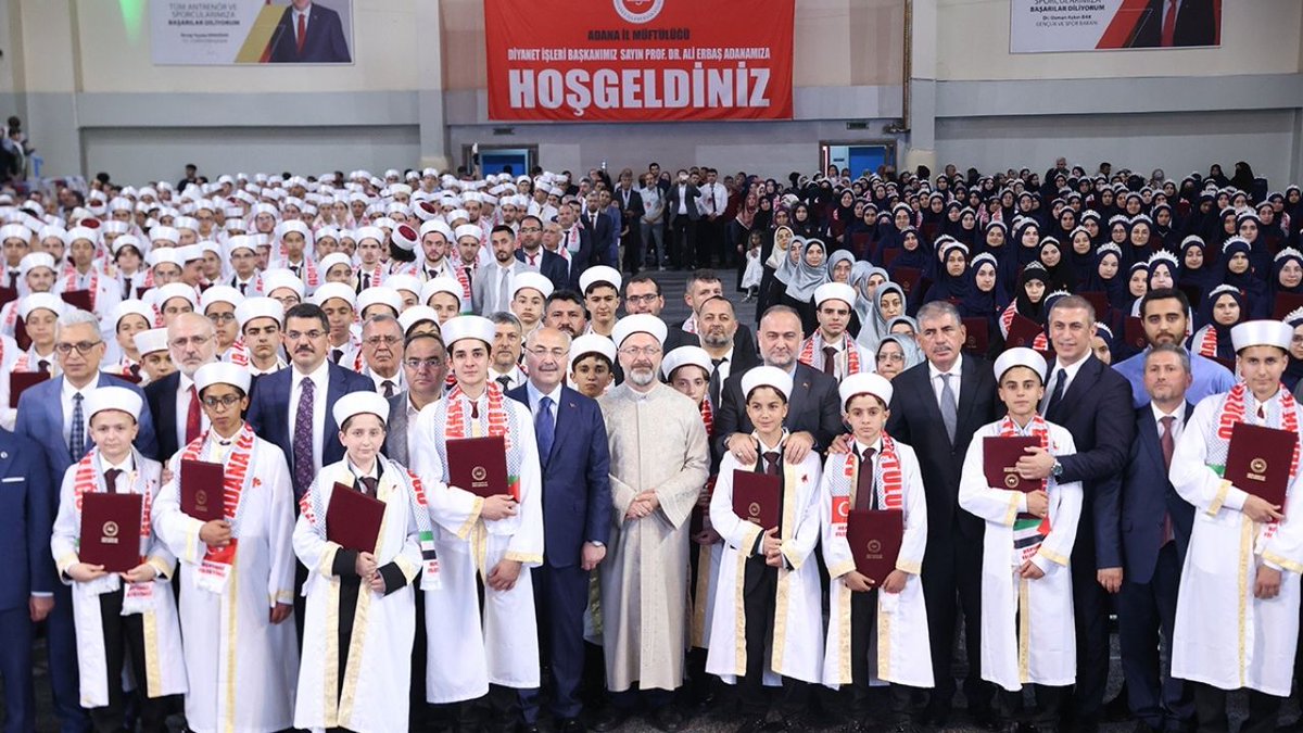 Hafızlığını tamamlayan 475 hafızımız için Adana İl Müftülüğümüz tarafından düzenlenen “Hafızlık İcazet Merasimi”nde evlatlarımızın sevincine ortak olduk. Gecesini gündüzüne katarak hafızlık nimetine ulaşan evlatlarımızı tebrik ediyorum. Allah hepsinden razı olsun. Onları yetiştiren, bu zorlu süreçlerinde yanlarında olan ailelerine ve hafızlık hocalarına da teşekkür ediyorum. Yüce Rabbimiz hayırlı, mübarek eylesin.