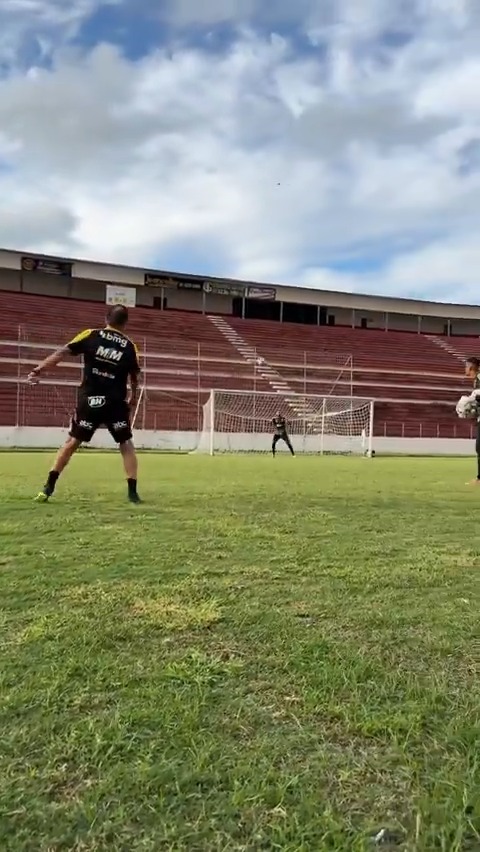 Participação em campo e orientação fora dele! 🔥 Cuca e Cuquinha colocaram os nossos goleiros pra trabalhar no treino da sexta-feira comandado por Danilo Minutti em São José do Rio Preto! 🧤