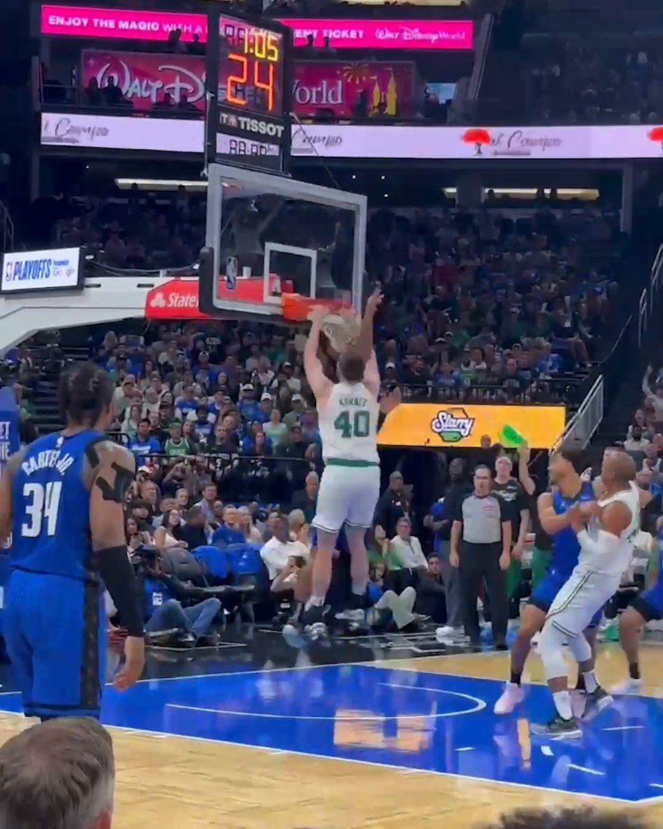 Luke Kornet dunked on Paolo 😳