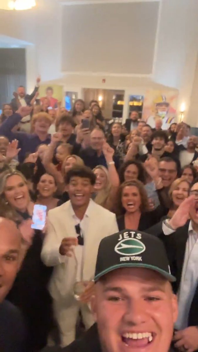 The whole Taylor family with a J-E-T-S JETS JETS JETS ✈️ Mason Taylor | New York Jets