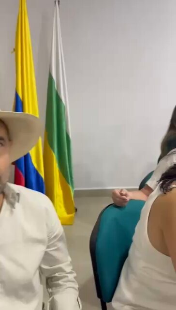 El presi casi 12 horas de audiencia y sale a seguir trabajando. Hoy está en Neiva . Mañana es el foro con los CINCO precandidatos del Centro Democrático y el tema es el futuro del agro en Colombia.