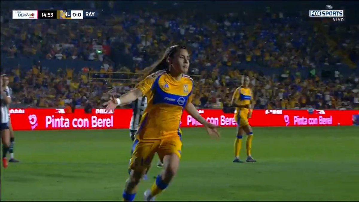 Así la definición de lizbeth ovalle desde el punto penal para abrir el marcador en este Clásico Regio de Liguilla.