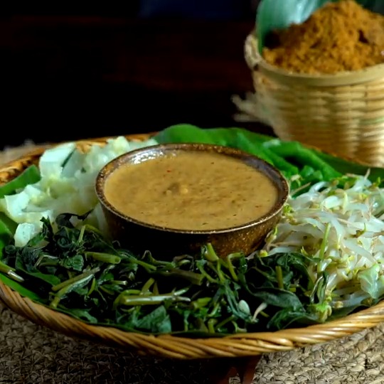 Kalo mau bikin pecel sayur yang enak, kuncinya ada di bumbu kacangnya! Nih, mimin kasih resep/bumbu pecel Madiun buat kamu