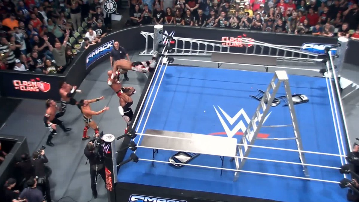 .𝕂𝕚𝕟𝕘 𝕋𝕖𝕫 is built different! 💪 #SmackDown