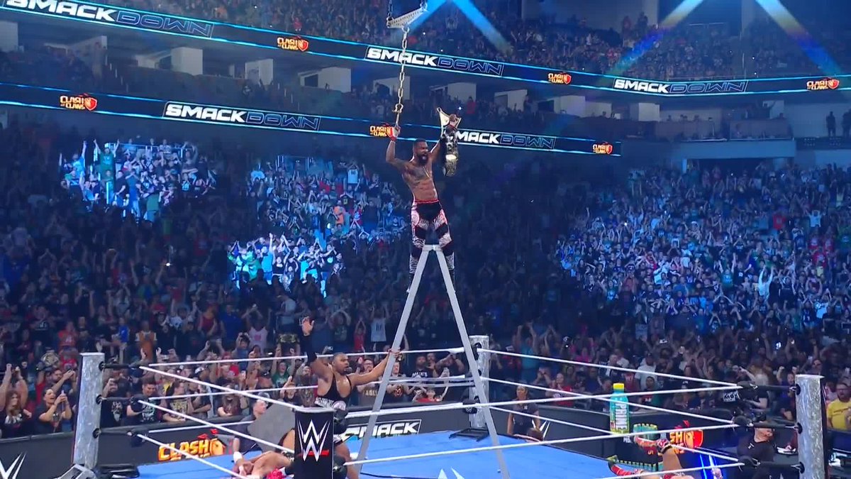 THE STREET PROFITS DID IT!!! 𝕂𝕚𝕟𝕘 𝕋𝕖𝕫 and Angelo Dawkins just proved WHY they are the WWE Tag Team Champs! 👏🙌 #SmackDown