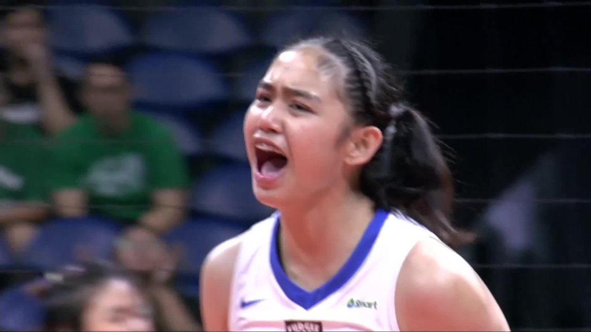 LAKAS NG HANGING JIHAN 🌬 Jihan Chuatico bursts out with explosive plays late in the opening set for the Ateneo Blue Eagles against the UE Lady Red Warriors in Round 2 of the UAAP Season 87 women’s volleyball tournament. #UAAPSeason87 #LegendsStartHere #OneSports