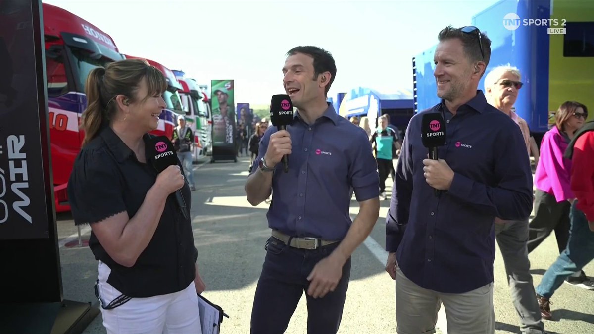 "The white stuff he puts in there..." 👀 Using 'talking powder' to protect your hands, eh Sylvain? 🤔 #MotoGP | #SpanishGP | Live on TNT Sports and Discovery+