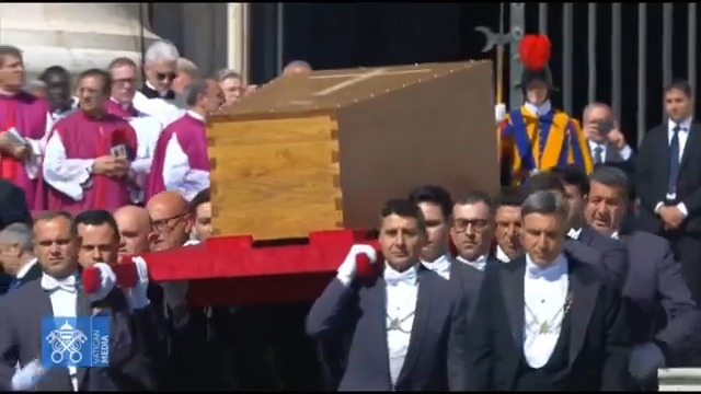 🇻🇦 | ÚLTIMO ADIÓS AL PAPA FRANCISCO: Trasladan el féretro del Papa Francisco al centro de la explanada del atrio frente a la basílica de San Pedro.