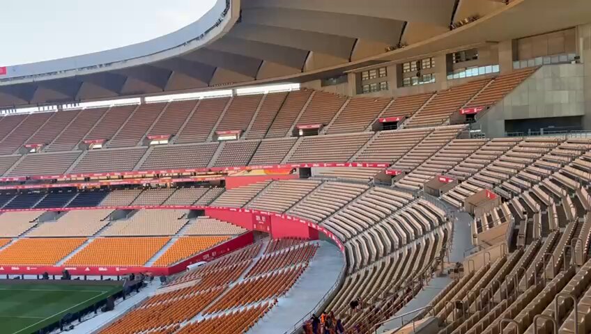 Así luce la lona que esta noche desplegará el fondo madridista para la final de #CopadelRey 📹 Felipe del Campo