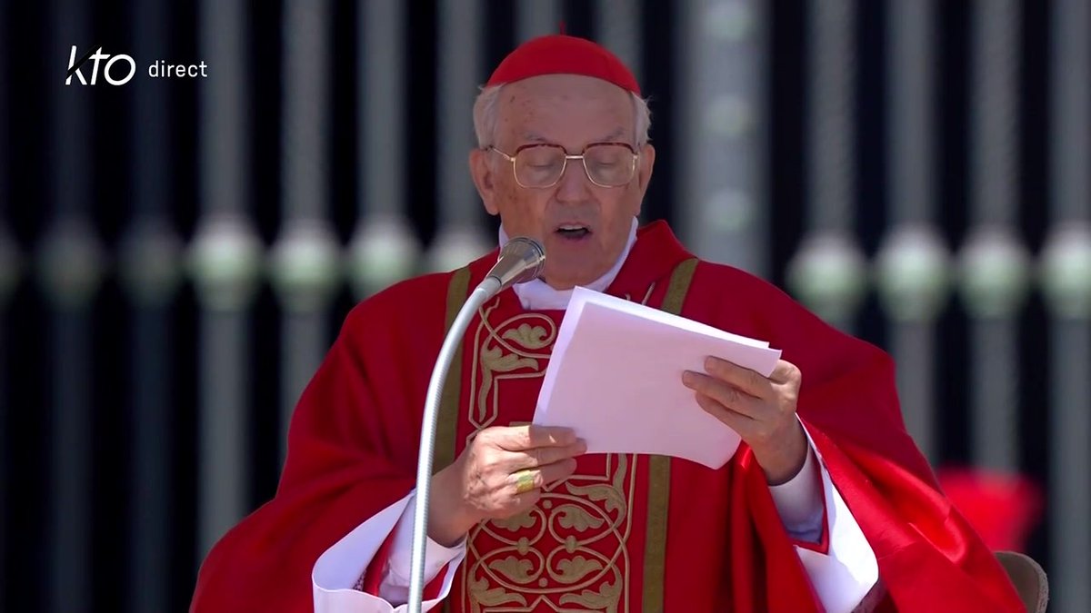 🔴 « Cher #PapeFrançois nous te demandons maintenant de prier pour nous », conclut le cardinal Giovanni Battista Re, doyen du Collège des cardinaux. 👉Messe des obsèques :