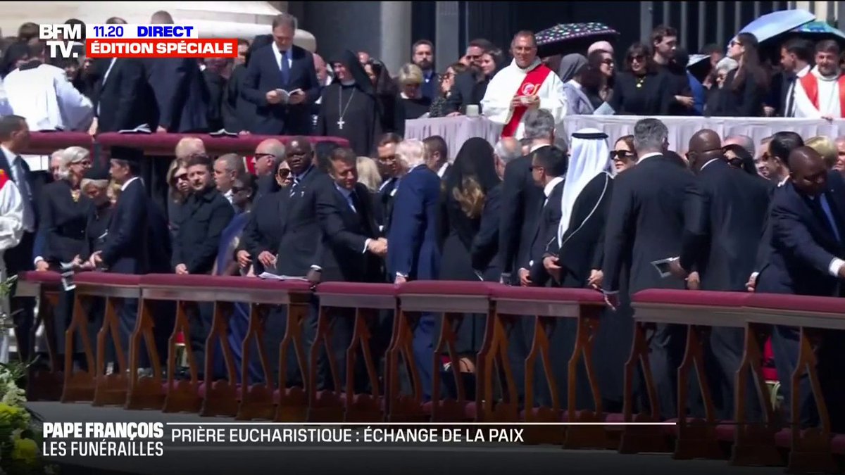 Obsèques du pape François: Emmanuel Macron et Donald Trump se serrent la main lors de "l'échange de la paix du Christ"