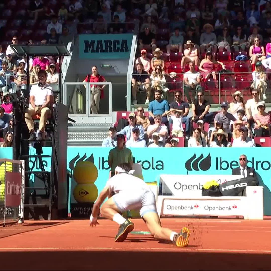 Getting down and dirty on the clay 😂 Tomás Etcheverry #MMOpen