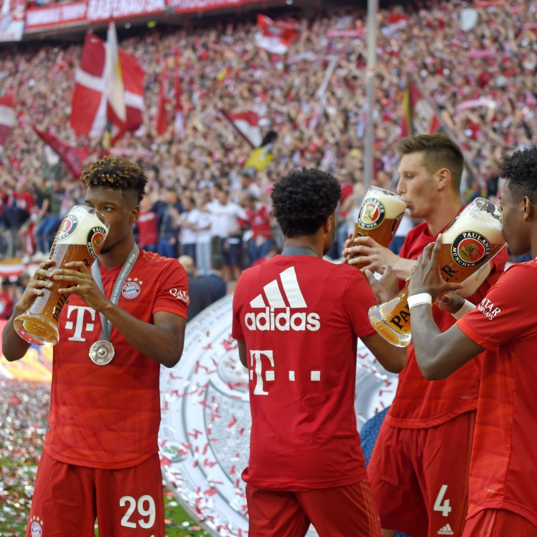 Tradiciones que NO cambian. Según BILD Paulaner, que patrocina al Bayern, está ya preparada para una posible consecución del título de la Bundesliga. Si ganan hoy veremos imágenes como estas. Algunas de las más míticas de la Bundesliga.