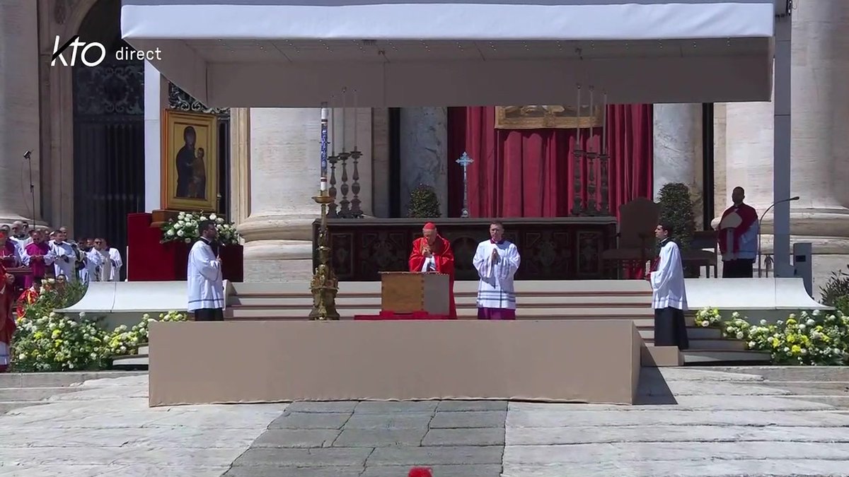 🔴 Dernier adieu au #PapeFrançois : la longue supplication de la litanie des saints est entonnée place Saint-Pierre, suivie de la supplique des Églises orientales, selon la liturgie byzantine, en grec. 👉 Messe des obsèques du #PapeFrançois :