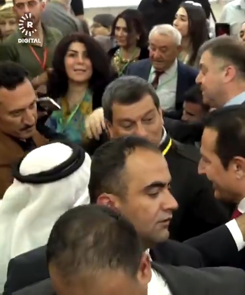 #ViDEO - Rojava Ulusal Konferansı'na katılan DSG Genel Komutanı Mazlum Abdi ile Başkan Mesud Barzani'nin Temsilcisi Dr. Hamid Derbendi, halkın yoğun ilgisi ile karşılaştı Abdi ile Derbendi konferans salonundan birlikte ayrıldı