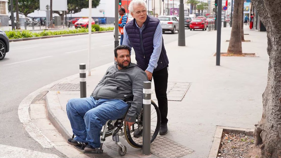 À Casablanca, Anouar Nakhkhaly vit chaque jour un calvaire pour se déplacer en fauteuil roulant 💬 « La dignité, c’est pouvoir se déplacer seul, sans demander de l’aide à chaque coin de rue »