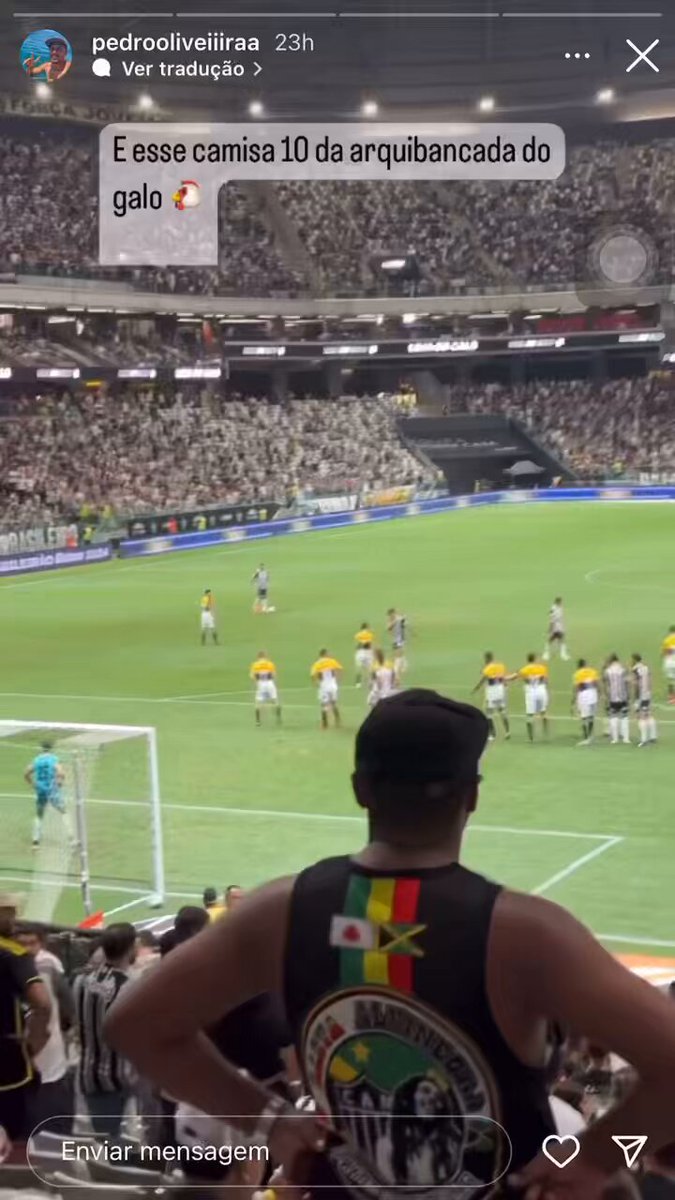 JAJAJA, un hincha de Atlético Mineiro frenó un tiro de Hulk con el PECHO (!) desde la tribuna y la gente se paró para aplaudirlo. Espectacular. 😅🇧🇷