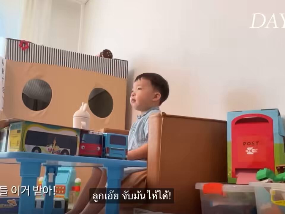 คู่ปรับอัปป้าตลอดไป โดนอัปป้าแก้งโยนลูกโป่งใส่ข้าวโพดของโปรดอยุนั่น จั้นงอน ! 👶🏻 : ถอนหายใจ 😮‍💨 👶🏻 : ไปคิดดูว่าตุวเองทำไรผิดแล้วค่อยกลับมา ! 👨🏻: ก้ไม่ได้ทำไรผิด มีไรให้คิดล่ะ 55555555555555 มวยถูกคู่