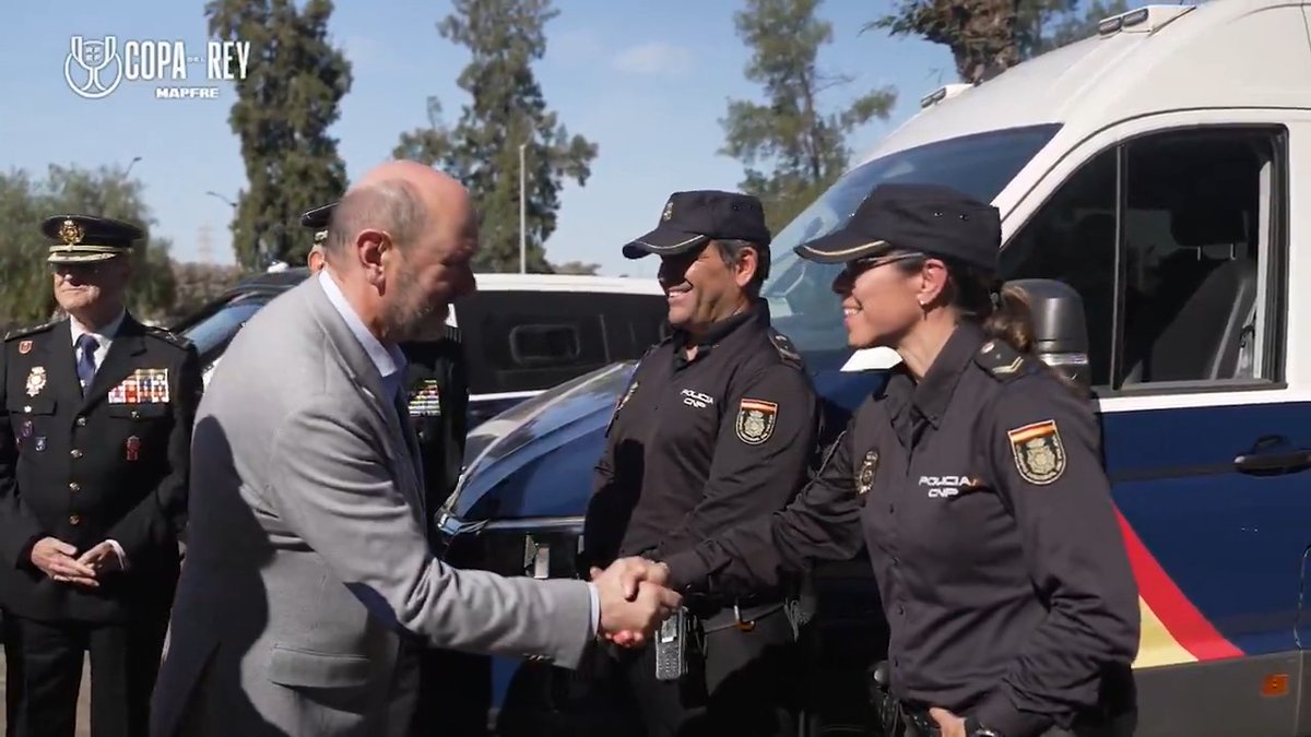 👮🏻 La Policía Nacional y la RFEF, juntos por una #CopaDelReyMAPFRE segura para todos. El presidente de la RFEF, Rafael Louzán, ha agradecido la enorme labor del Cuerpo de Policía Nacional en el escenario de la final. ℹ️ #LaCopaMola
