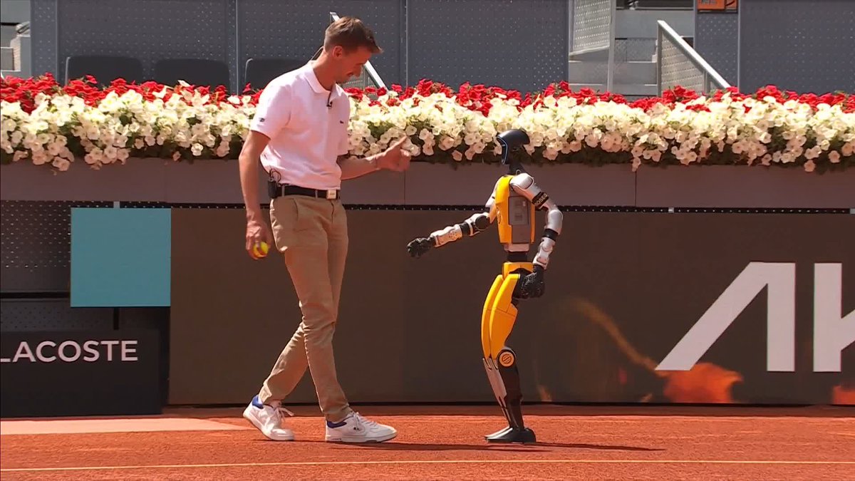'New balls please!' 🎾 The Madrid 'robodog' is back on court 😅