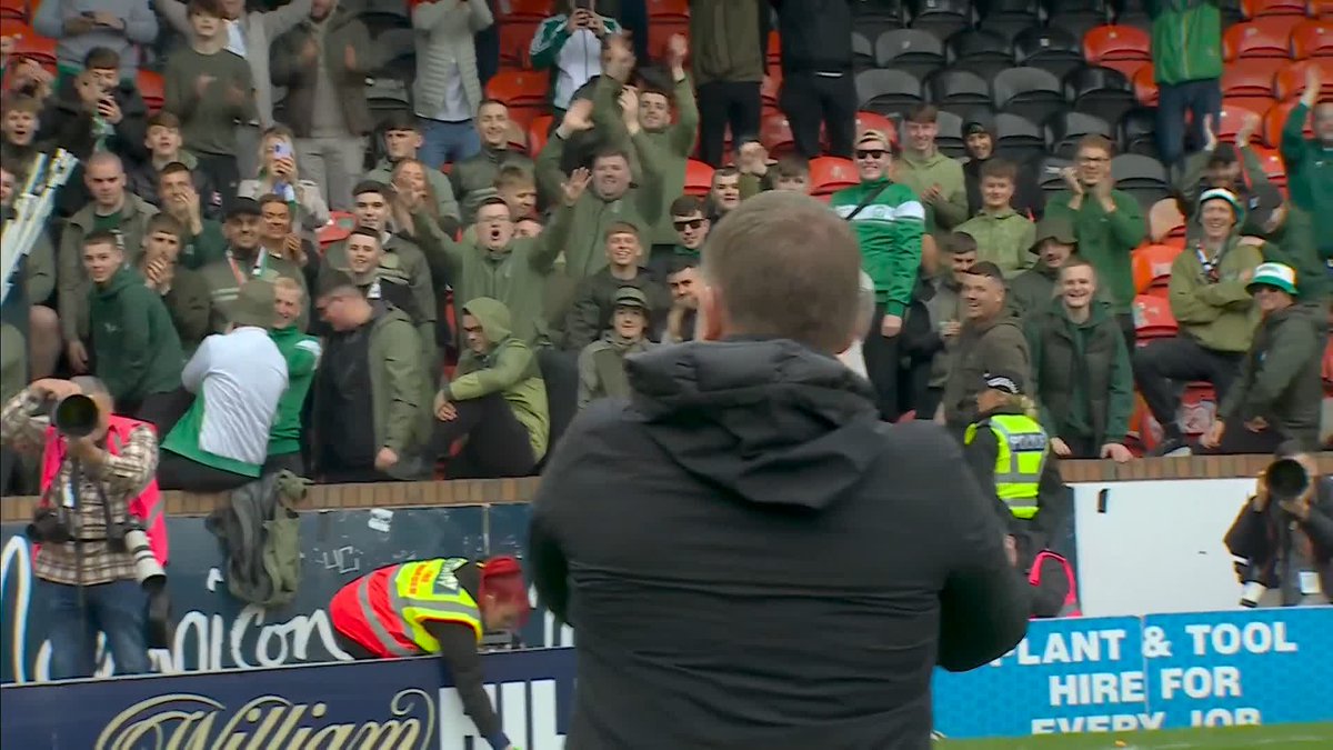 💚 Brendan Rodgers celebrates with the Celtic fans! 👏