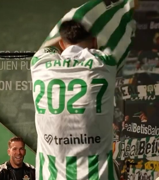 El Betis organiza un juego entre sus jugadores, que se regalan entre sí camisetas clásicas del Betis. La última es para Marc Bartra, que anuncia su renovación con el club. Todos celebran. Qué lindo lo que vive el Betis del Ingeniero Pellegrini.