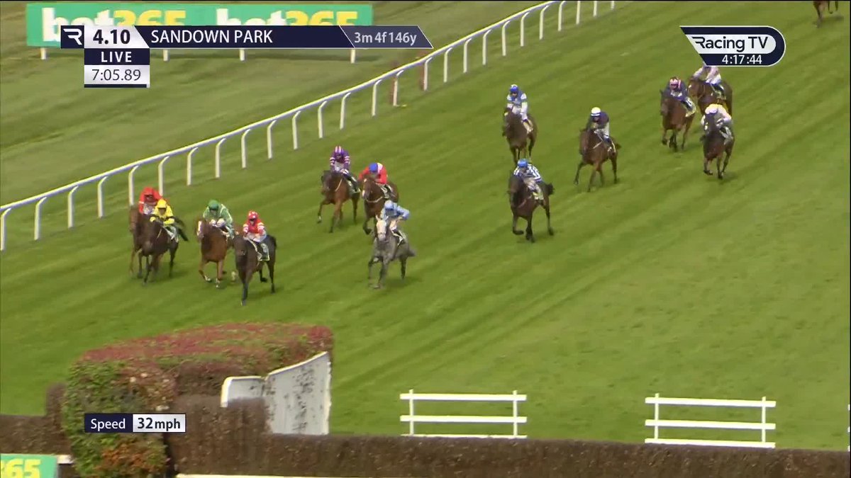 A fitting winner, as the champion jockey Sean Bowen shows his class, guiding the game Resplendent Grey to a sweet success in the bet365 Gold Cup Handicap Chase, for the Olly Murphy yard 👏