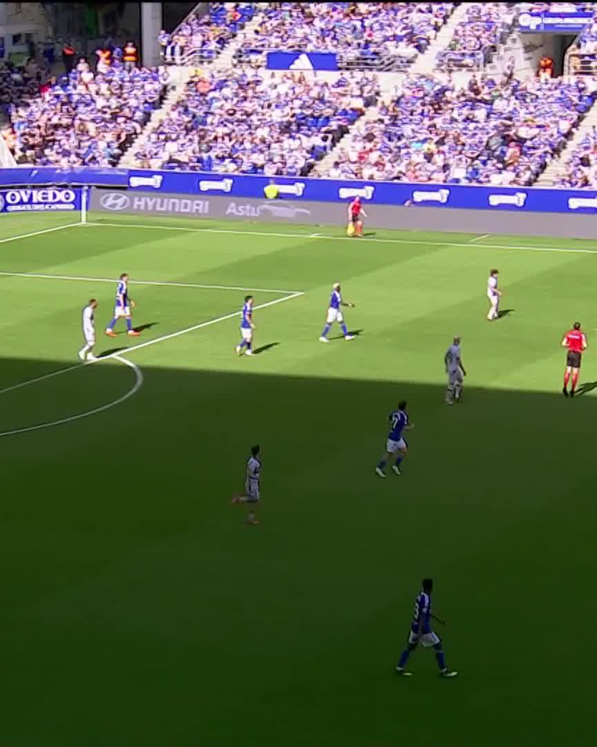 💙⚡️ ¡PERO RAHIM! ¡Qué carrerón del lateral del Real Oviedo demostrando su poderío físico! #RealOviedoLevante | #DesenlaceLALIGA