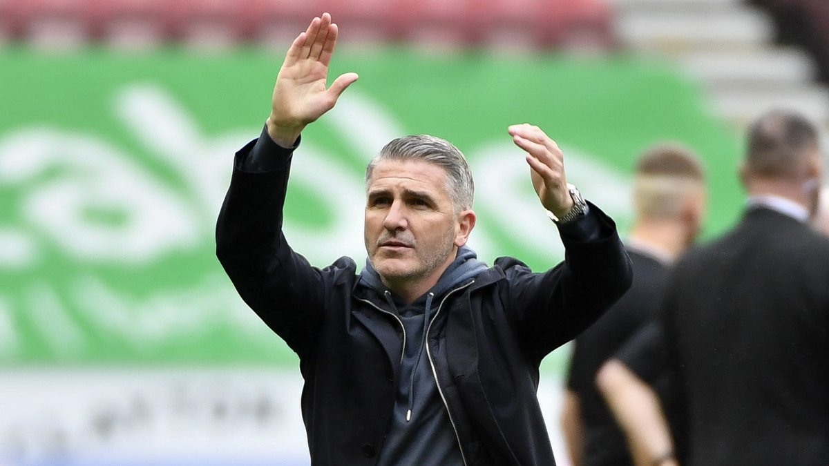 A message from Ryan Lowe to the home supporters in attendance this afternoon. 🗣️ 👏 #wafc 🔵⚪️