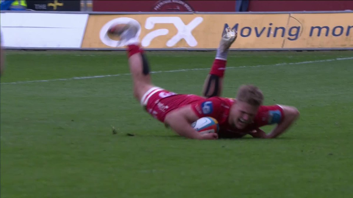 Taine Plumtree with an interception try 👏 Scarlets Rugby further extend their lead against Leinster as the flanker scores 🔴