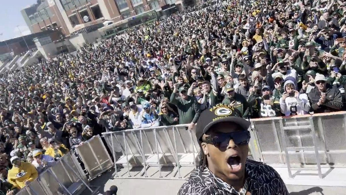 Just a surreal moment for Barryn Sorrell getting to celebrate on Day 3 with his new fans. 💚💛 Green Bay Packers 📺: #NFLDraft on NFLN/ESPN/ABC 📱: Stream on NFL+