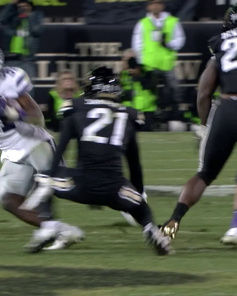 Never forget when DJ Giddens did this to Shilo Sanders. 😱 #ForTheShoe