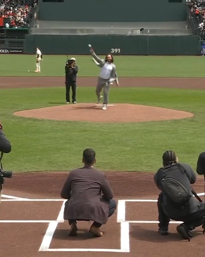 Two forever SFGiants 🧡🖤 Brandon Crawford threw out the first pitch to longtime teammate Buster Posey 👏