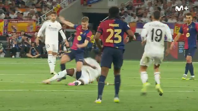 La entrada de Tchouaméni sobre Dani Olmo. #LaCopaMola #LaCasaDelFútbol