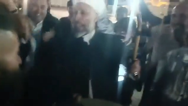 Şêx Murşid Xeznewî ji kêfxweşiya Konferansa Yekrêzî û Yekhelwesta Kurdî li daholê xist Şêx Murşid Xeznewî: 🎙️ ❝Me gotibû ku bibin yek em dê li dahol û zirneyê bixin❞ #Rojava