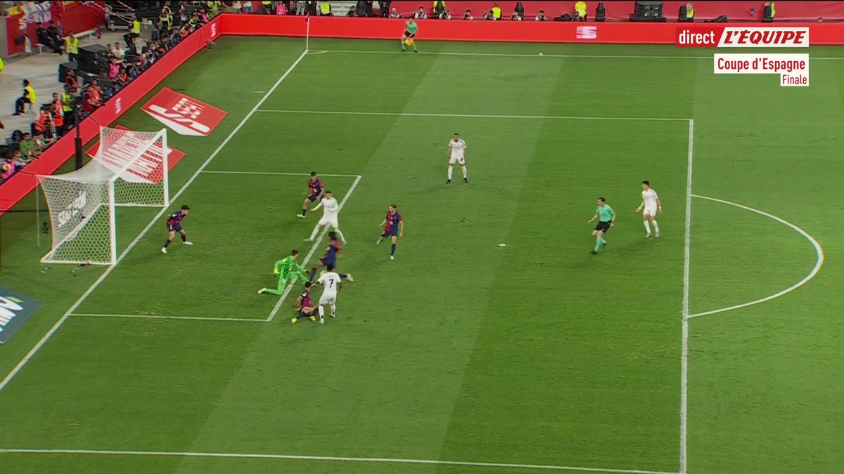 ÇA COMBINE MIEUX CÔTÉ REAL MADRID !!! 🤍 Szczesny veille sur la cage de Barcelone. 🧤 🎥 la chaine L'Équipe