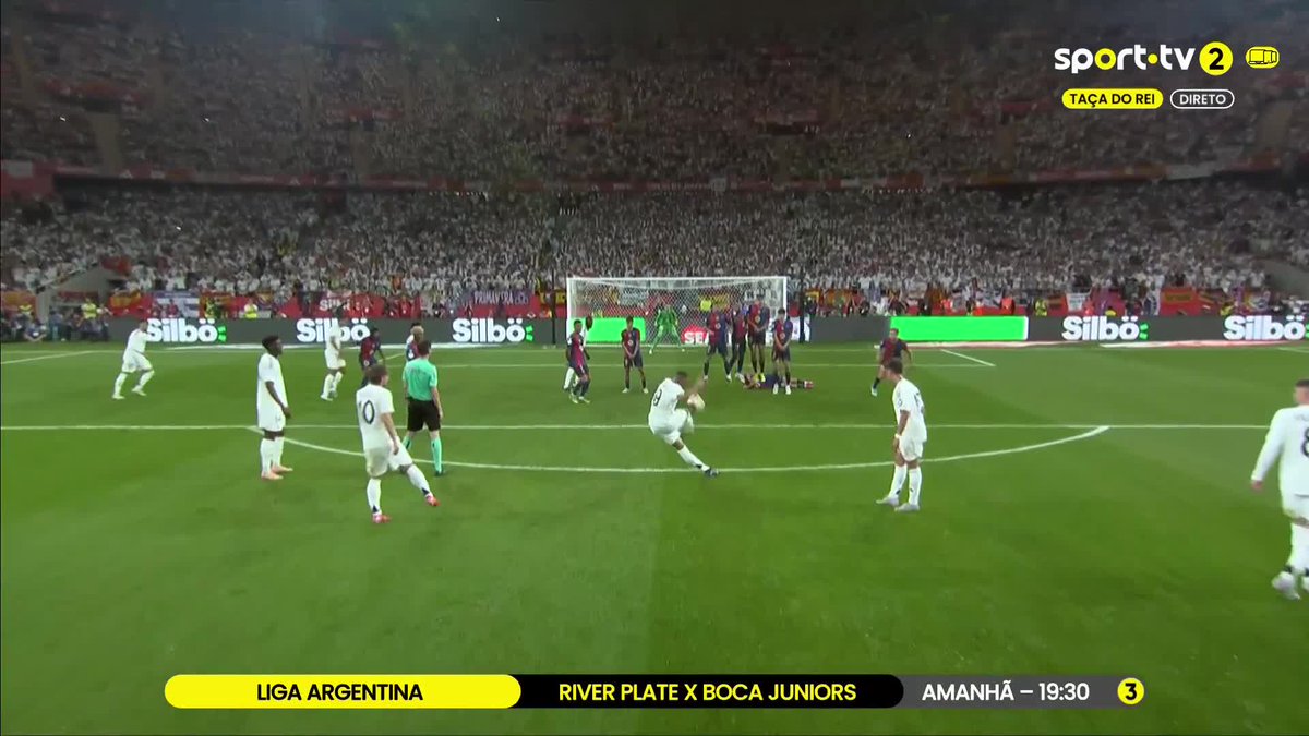 Mbappé marcou de livre direto pela primeira vez na carreira... e logo no El Clásico!