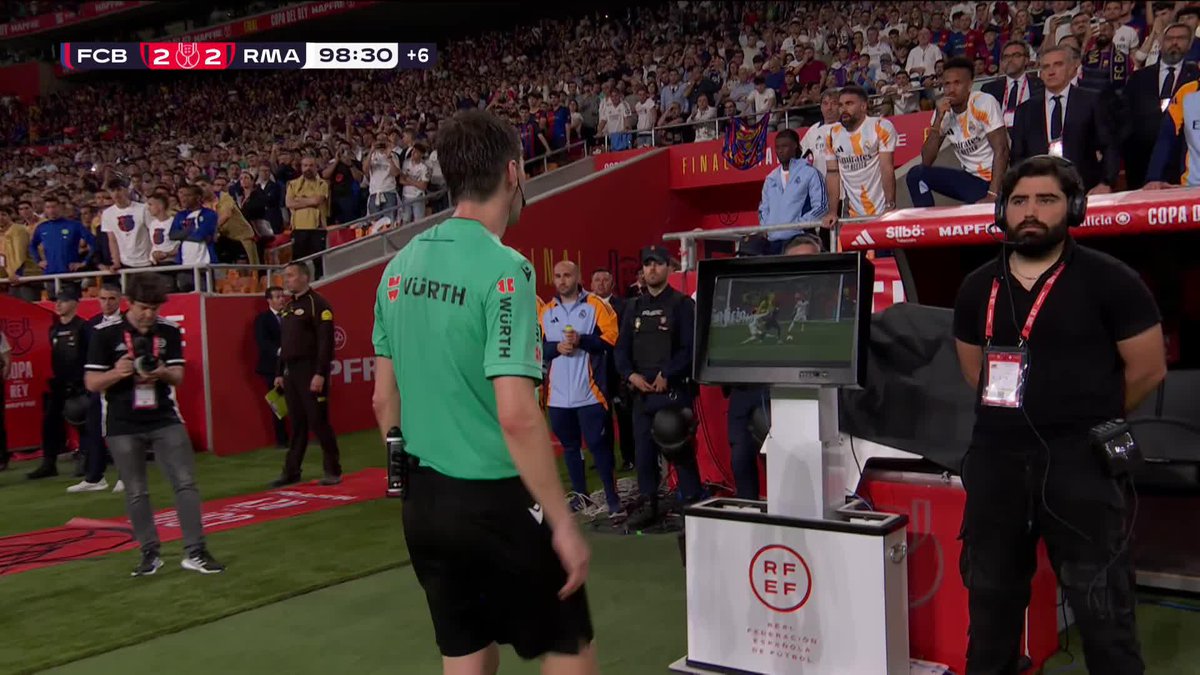 A controversial finish to the 90 minutes in the Copa del Rey final! 👀 Barcelona were awarded a penalty right at the death, but after VAR review the referee overturned the decision and booked Raphinha for diving ❌🟨