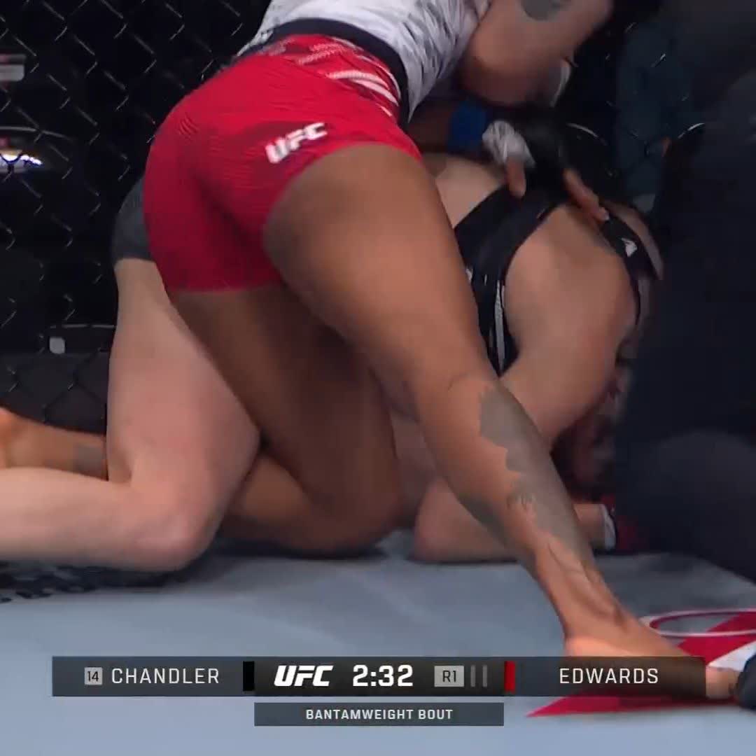 Early TKO for La Pantera 😮‍💨 @JoselyneMMA29 gets the finish to start off the night at #UFCKansasCity!