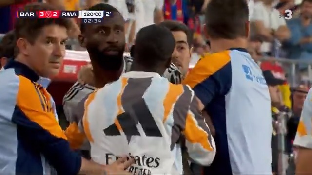 😡 RÜDIGER PERD ELS PAPERS 😳 Expulsat per llançar una ampolla a l'àrbitre en els últims minuts del partit #LaCopa3Cat 👉🏽
