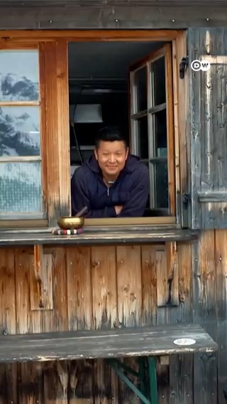 尼泊尔登山向导阿尔卑斯山开客栈⛰️ 一位来自尼泊尔的登山向导移居🇩🇪德国后,一家人在阿尔卑斯山区接手了一家木屋客栈。