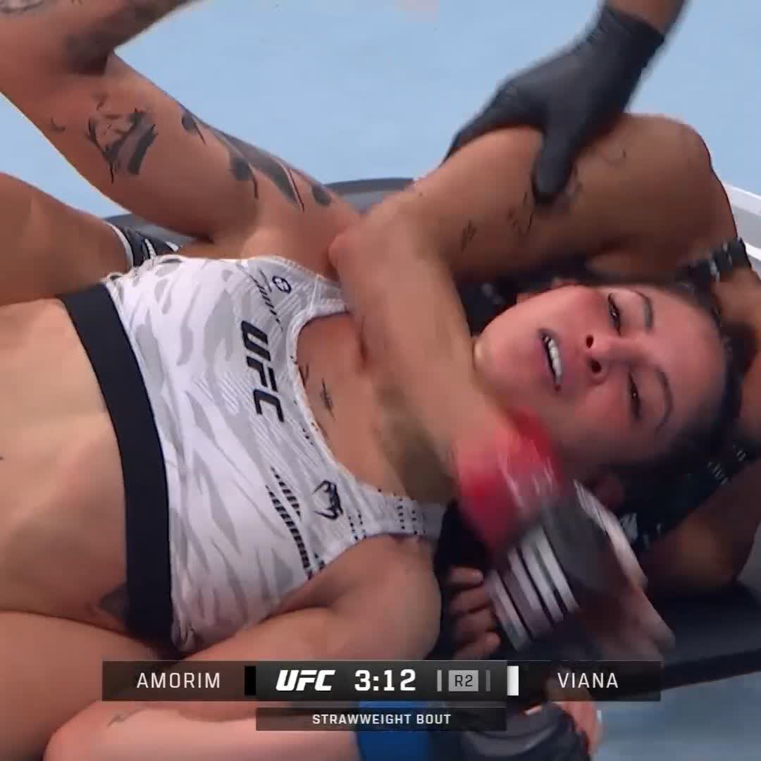 That's 4 straight finishes for @JacqueAmorimBJJ 👏 She continues to show she's a force to be reckoned with in the strawweight division! #UFCKansasCity