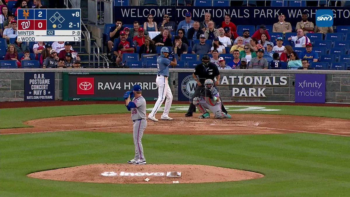 A.J. Minter leaves the game with the Mets' athletic trainer in the 8th inning