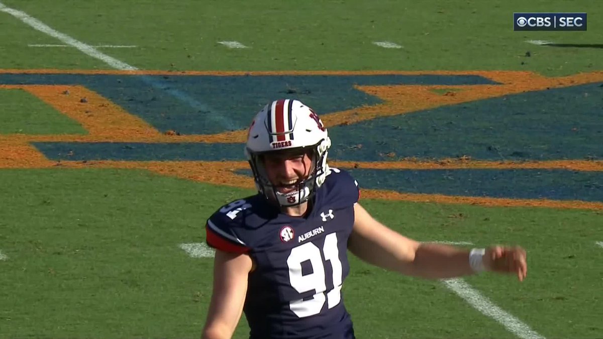 The #Vikings are signing former Auburn P Oscar Chapman. Here is a clip of him BOOMING a 74 yard punt: